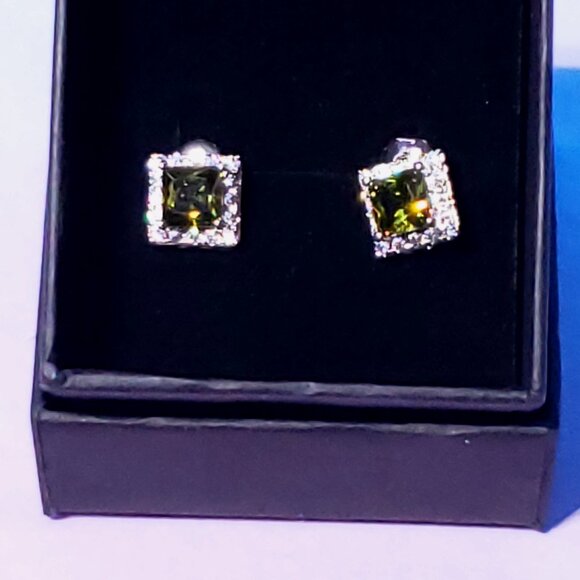 Green Princess Cut Zircon in Silver Setting - Picture 3 of 3